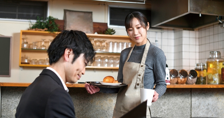 レストランでの配膳の様子